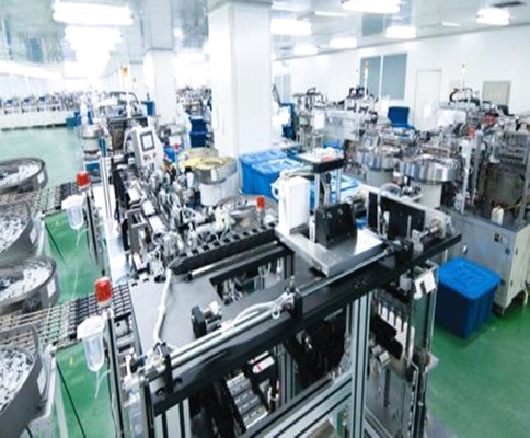 Linha de produção do grupo da infusão da usina
