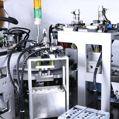 Linha de produção do grupo da infusão da usina