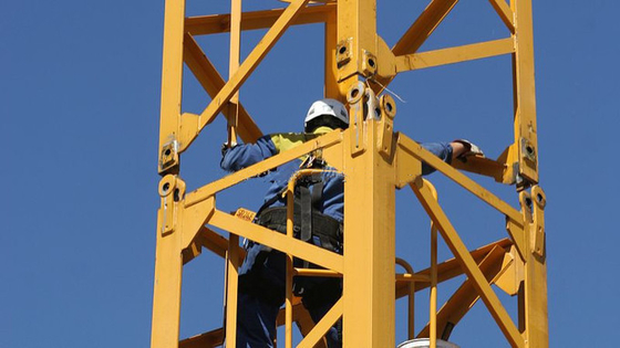 O reboque do equipamento da exploração petrolífera de mar profundo do PLC montou