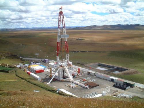 RG API Standard Oil Field Oil e o caminhão furado bom do furo do gás montaram o equipamento de perfuração móvel de ZJ30 750hp e o Workover Rig Max D